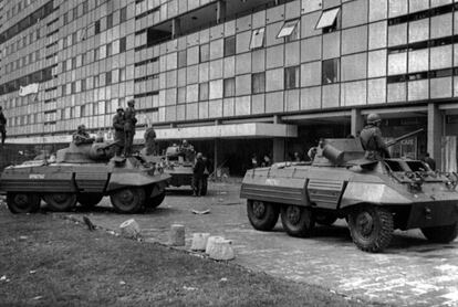 Militares esperan en los alrededores de Tlatelolco el 2 de octubre de 1968