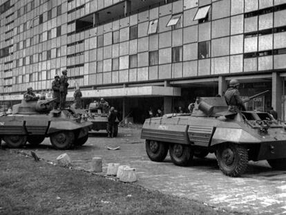 Militares esperan en los alrededores de Tlatelolco el 2 de octubre de 1968