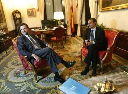 Rajoy (izquierda) y Zapatero, durante la reunión que mantuvieron ayer en el Congreso.