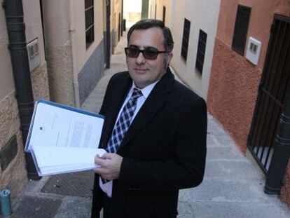 Isaac Ibáñez, el viernes, en Plasencia, con la misiva del BCE donde le denegaban el acceso a la carta que enviaron al Gobierno español.