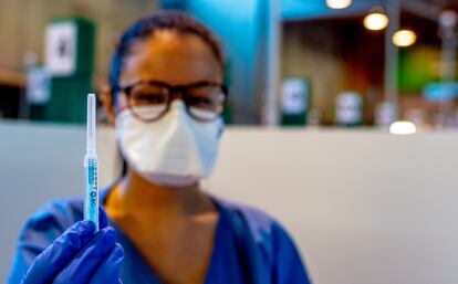 Una miembro del personal sanitario muestra la dosis de una vacuna contra la covid-19.