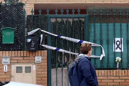 Entrada al piso tutelado de Badajoz donde fue asesinada la educadora Belén Cortés el pasado domingo.