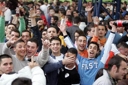 En Sevilla, la primera ciudad en la que fue convocada la fiesta de la primavera, los jóvenes, unos 6.000, se dispersaron en tres zonas de la ciudad como consecuencia de la lluvia. El año pasado acudieron a esta fiesta más de 50.000 personas.