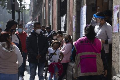 Autoridades de INE y de Seguridad Publica explican a personas que desean emitir su voto en la casilla 4777 en la colonia Centro que si no pertenecen a la sección no pueden votar, lo que generó inconformidad por parte de un grupo de comerciantes.