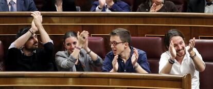 El lder de Podemos, Pablo Iglesias; el portavoz parlamentario de esta formacin, ??igo Errejn, la diputada, Irene Montero y el senador Ramn Espinar (d-i) aplauden la intervencin del portavoz de Democracia i Llibertat (DIL), Francesc Homs, durante la sesin de la tarde de la segunda jornada del debate de investidura.