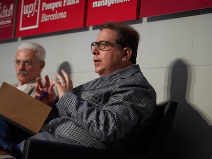 Guillermo Schavelzon (izquierda) y Ricardo Cayuela, ayer en el Foro Edita de Barcelona. 