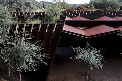 El estudio RCR Aranda Pigem Vilalta Arquitectes proyectó esta bodega donde se integran planchas de acero paralelas que se inclinan en diferentes direcciones en la superficie dando una original forma dinámica al conjunto.