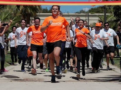 El presidente de Ciudadanos, Albert Rivera (c), Inés Arrimadas (d), y el candidato al Congreso por Madrid, Edmundo Bal (i), en una 