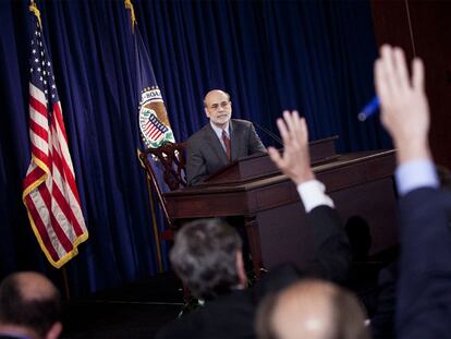 Bernanke contesta a las preguntas de los periodistas en la primera rueda de prensa tras la reunión de la Fed, ayer en Washington.