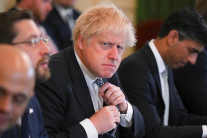 El 24 de mayo de 2022, el primer ministro británico se ajustaba la corbata durante una reunión de su gabinete en Downing Street. Pocas horas antes, se habían publicado nuevas fotos de las fiestas que celebró en pleno confinamiento. 
