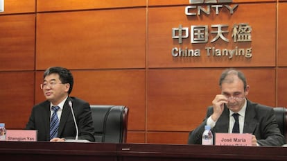 José María López Piñol, consejero delegado de Urbaser, comparece acompañado de Shengjun Yan, presidente de CNTY.