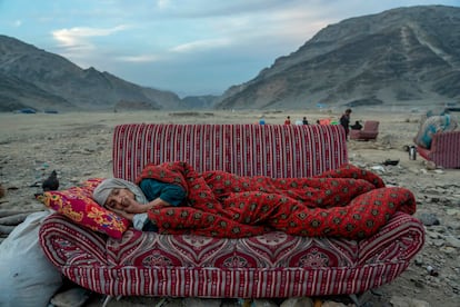 Asia (Reportajes Gráficos), Afganistán al límite. Una refugiada afgana descansaba cerca de un campamento junto al cruce fronterizo de Torkham con Pakistán, el 17 de noviembre de 2023. 