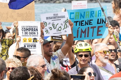 Manifestantes el turismo de masa, este sábado, en Las Palmas de Gran Canarias.