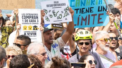 Manifestantes el turismo de masa, este sábado, en Las Palmas de Gran Canarias.
