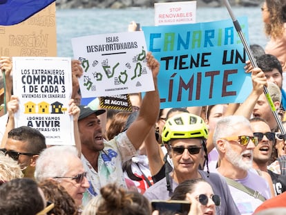 Manifestantes el turismo de masa, este sábado, en Las Palmas de Gran Canarias.