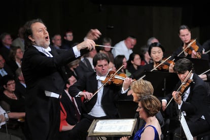 El maestro italiano Riccardo Chailly, al frente de la Gewandhaus de Leipzig, durante la interpretación de la <i>Segunda </i>de Gustav Mahler.