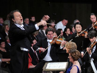 El maestro italiano Riccardo Chailly, al frente de la Gewandhaus de Leipzig, durante la interpretación de la <i>Segunda </i>de Gustav Mahler.