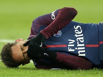 Neymar, tras la lesi&oacute;n en el tobillo, durante el partido contra el Marsella el pasado domingo.