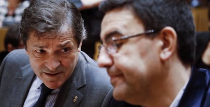 Los socialistas Javier Fernández (i) y Mario Jiménez.