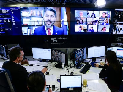 O senador Rodrigo Pacheco diante de telão com o senador Marcos Rogério, durante a votação da MP da Eletrobrás.