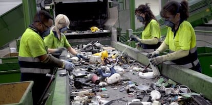 Basura electrónica en una planta de reciclaje de resíduos en Torrejón de Ardoz (Madrid).