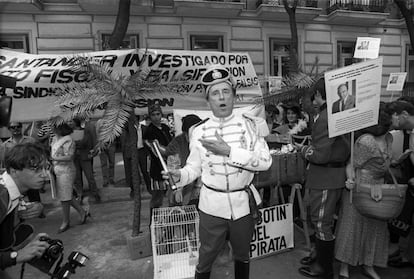 José María Ruiz Mateos disfrazado de pirata a las puertas de la Audiencia Nacional, el 19 de junio de 1992.