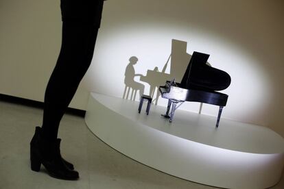 Rondo (2008) de la artista Zilla Leutenegger, es una videoinstalación con proyección y tres objetos que crea una ilusión óptica mientras la imagen de la pianista se repite en bucle. Para Ingvild Goetz el arte hecho por mujeres tiene un especial valor, porque siempre le ha parecido que no se reconoce tanto como el de los hombres.