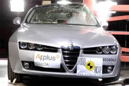 La prueba de impacto contra un poste (en la foto) permite acceder a la quinta estrella. Sólo pueden realizarla los coches que hayan superado con nota los choques frontal y lateral.