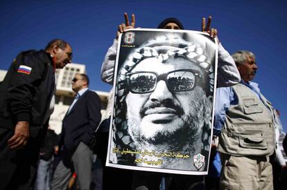 Un palestino porta un retrato de Arafat durante uno de los actos de apoyo en Belén.