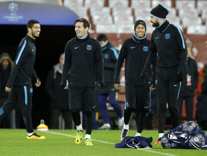 Suárez, Messi, Neymar i Piqué, a l'entrenament a Londres.