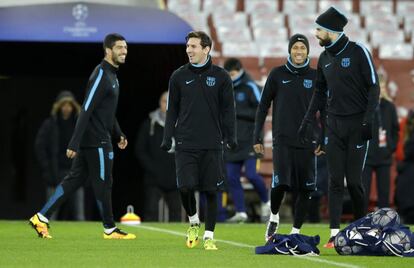 Suárez, Messi, Neymar i Piqué, a l'entrenament a Londres.