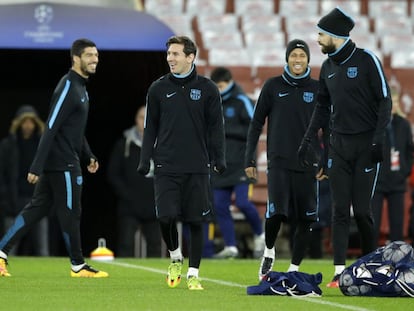 Suárez, Messi, Neymar i Piqué, a l'entrenament a Londres.