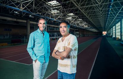 Los entrenadores Juan del Campo (I) y Alberto García (D), en el módulo de Atletismo del CAR de Madrid.