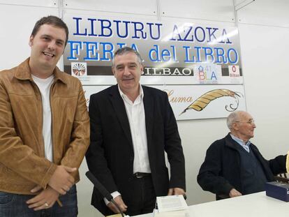 De izquierda a derecha, Kirmen Uribe, jon Kortazar y Txomin Solabarrieta, ayer en Bilbao.