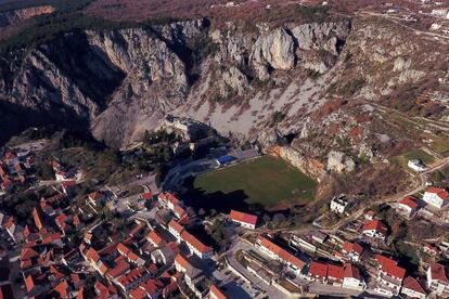 Vista general del estadio Gospin Dolac en Imotski (Croacia).