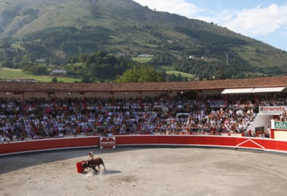 Vista general de la plaza de toros de Azpeitia, donde el viernes se inicia la feria de San Ignacio.