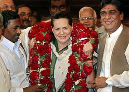 Sonia Gandhi, con una guirnalda de rosas al cuello tras resultar elegida.