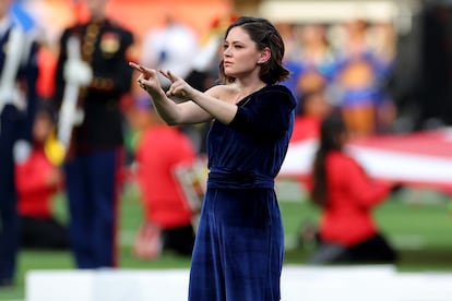 La actriz Sandra Mae Frank interpreta el himno nacional de EE UU con lengua de signos antes de la Super Bowl de 2022 en Los Ángeles.