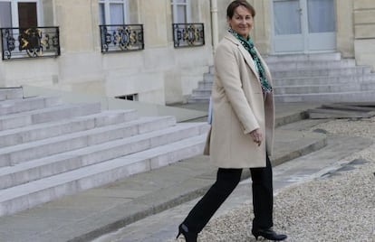 S&eacute;gol&egrave;ne Royal saliendo del palacio del El&iacute;seo.