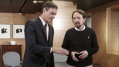 Sánchez e Iglesias, al inicio de la reunión que mantuvieron el 11 de junio en el Congreso.