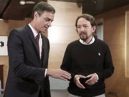 Sánchez e Iglesias, al inicio de la reunión que mantuvieron el 11 de junio en el Congreso.
