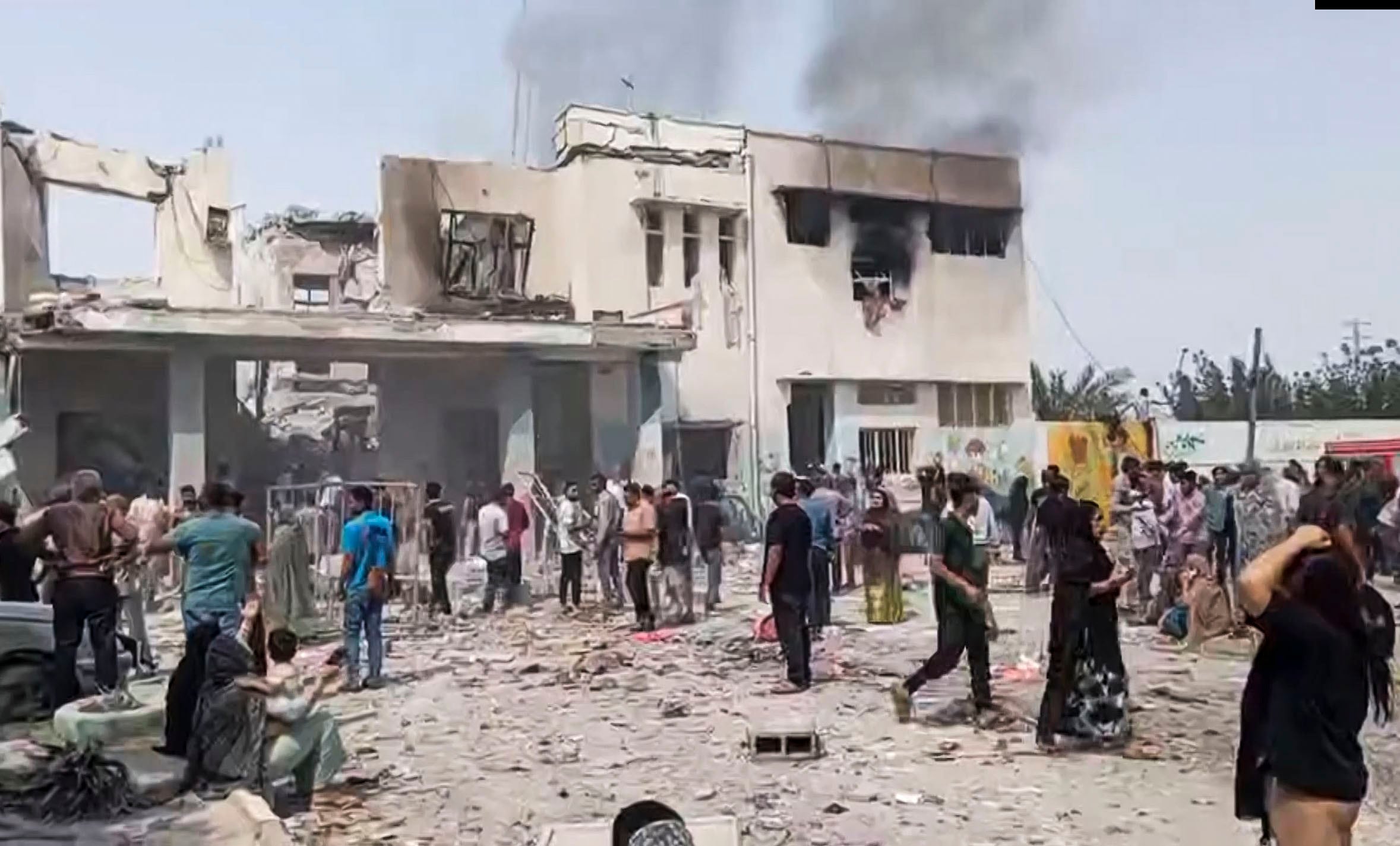 Un medio iraní publica las fotos de los menores muertos en la escuela: “Trump, mírales a los ojos”