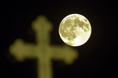 A lua vista em Skopie (Macedônia).