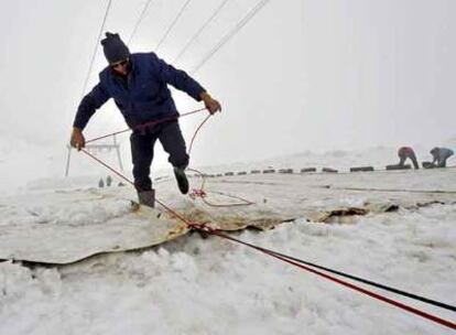 Operarios despliegan paneles de plástico para dar sombra al glaciar Zugspitze, en Baviera.