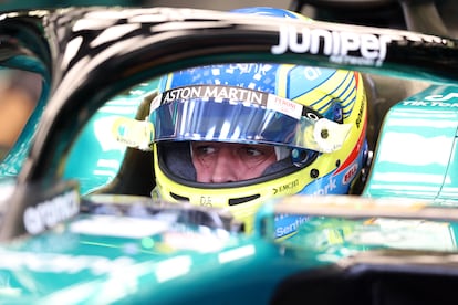 Fernando Alonso, con su Aston Martin, a punto de dejar el garaje para los libres del GP de Baréin.