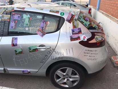 Un coche de la Guardia Civil con pegatinas y pintadas a favor de la independencia de Cataluña.