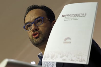 El portavoz parlamentario del PSOE, Antonio Hernando, durante una rueda de prensa.