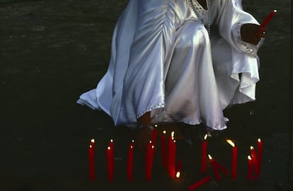 Iemanjá, nas religiões afro-brasileiras, é considerada deusa dos mares e oceanos. É a mãe de todos os orixás e, com seus seios fartos simboliza a maternidade e a fecundidade. Na imagem, mulher acende velas em Santos, em 1964.