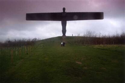 <b>El Ángel del Norte</b>, polémica obra del escultor Antony Gormley en acero cortén, instalada en 1998 cerca de Newcastle y uno de los lugares más visitados del Reino Unido.