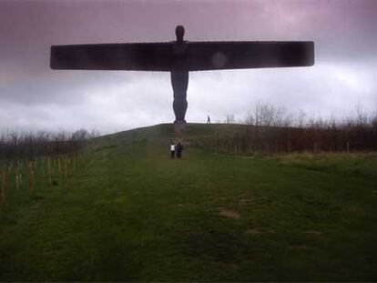 <b>El Ángel del Norte</b>, polémica obra del escultor Antony Gormley en acero cortén, instalada en 1998 cerca de Newcastle y uno de los lugares más visitados del Reino Unido.